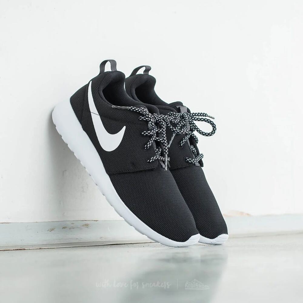 Nike Women's Roshe One Sneakers Black Size 8 - Picture 2 of 8
